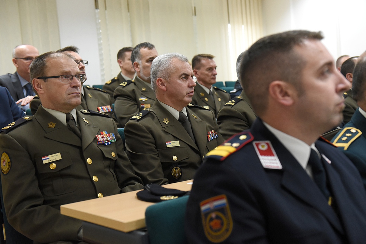 https://www.morh.hr/wp-content/gallery/predavanje-ministra-krsticevica-polaznicima-ratne-skole-na-temu-domovinske-sigurnosti/ratna_skola_25112019_12.jpg