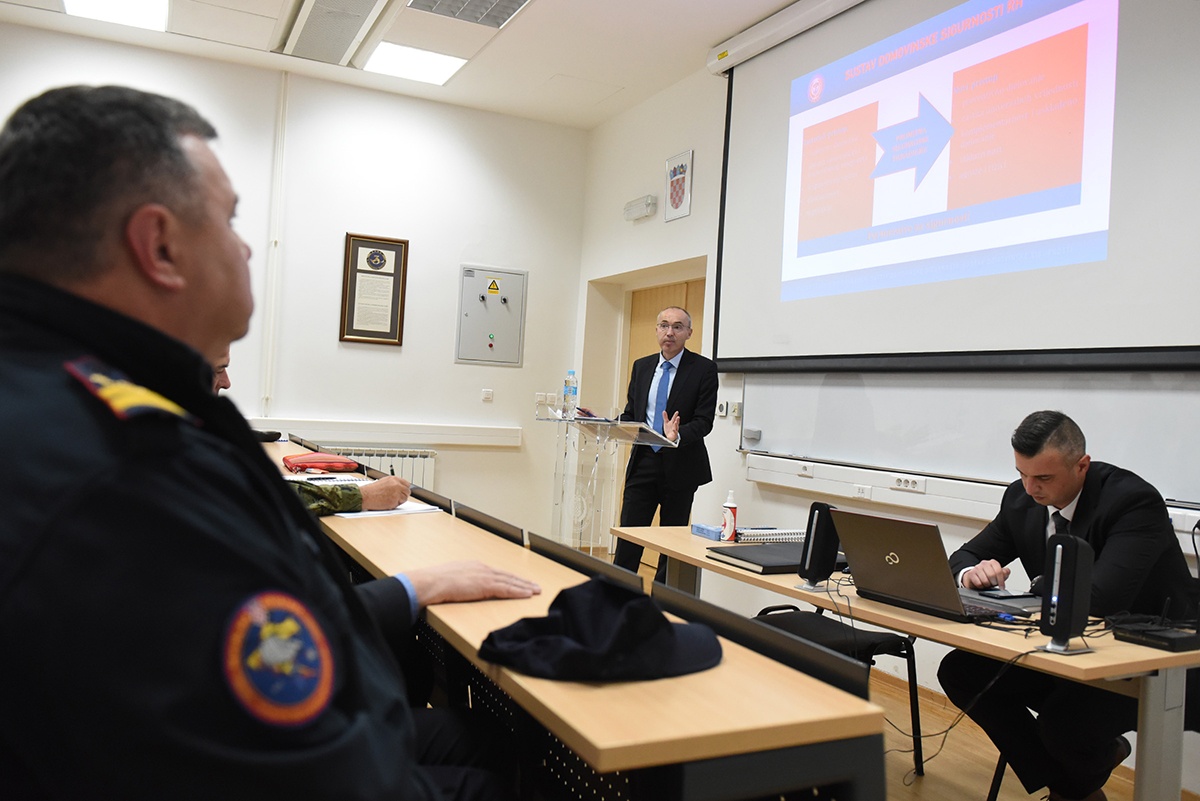 https://www.morh.hr/wp-content/gallery/predavanje-ministra-krsticevica-polaznicima-ratne-skole-na-temu-domovinske-sigurnosti/ratna_skola_25112019_13.jpg