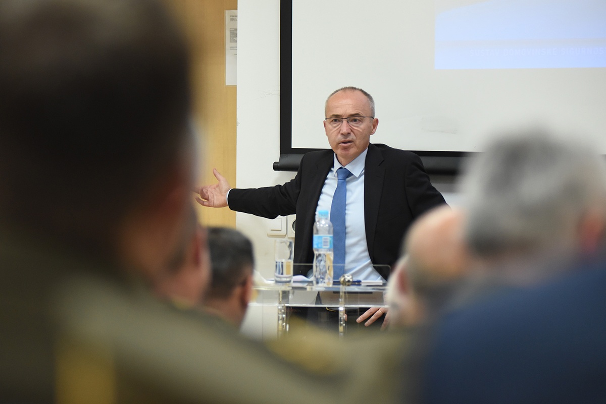 https://www.morh.hr/wp-content/gallery/predavanje-ministra-krsticevica-polaznicima-ratne-skole-na-temu-domovinske-sigurnosti/ratna_skola_25112019_15.jpg