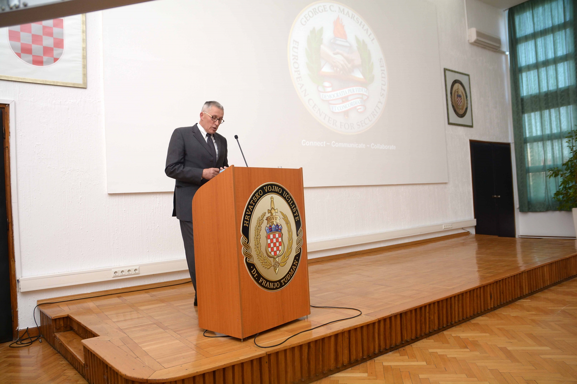 https://www.morh.hr/wp-content/gallery/predavanje-profesora-s-fakulteta-george-marshall-centar-na-hvu/hvu_19042018_06.jpg