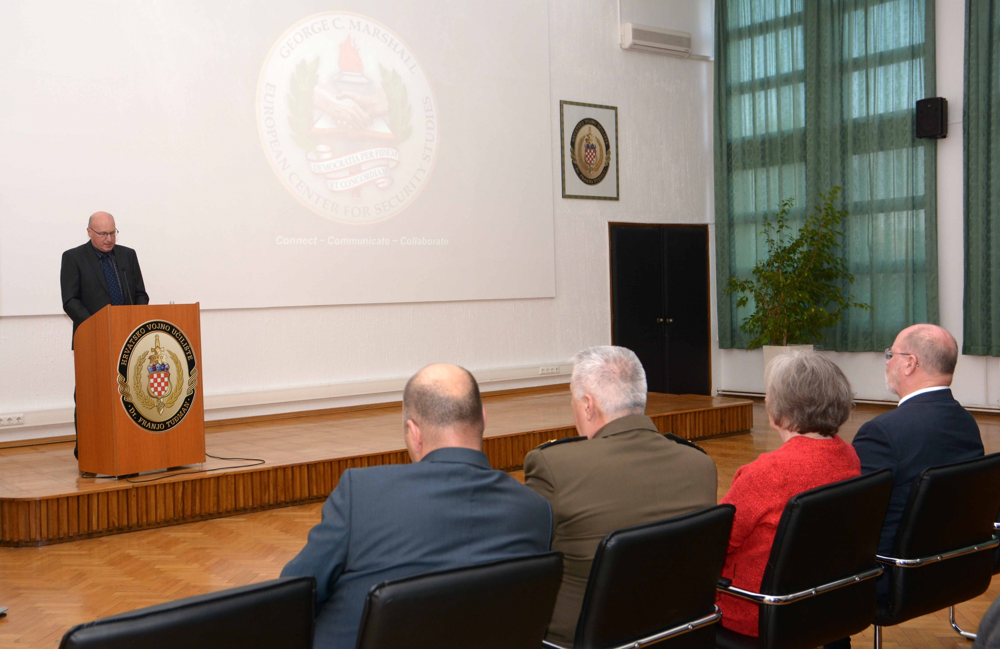 https://www.morh.hr/wp-content/gallery/predavanje-profesora-s-fakulteta-george-marshall-centar-na-hvu/hvu_19042018_07.jpg