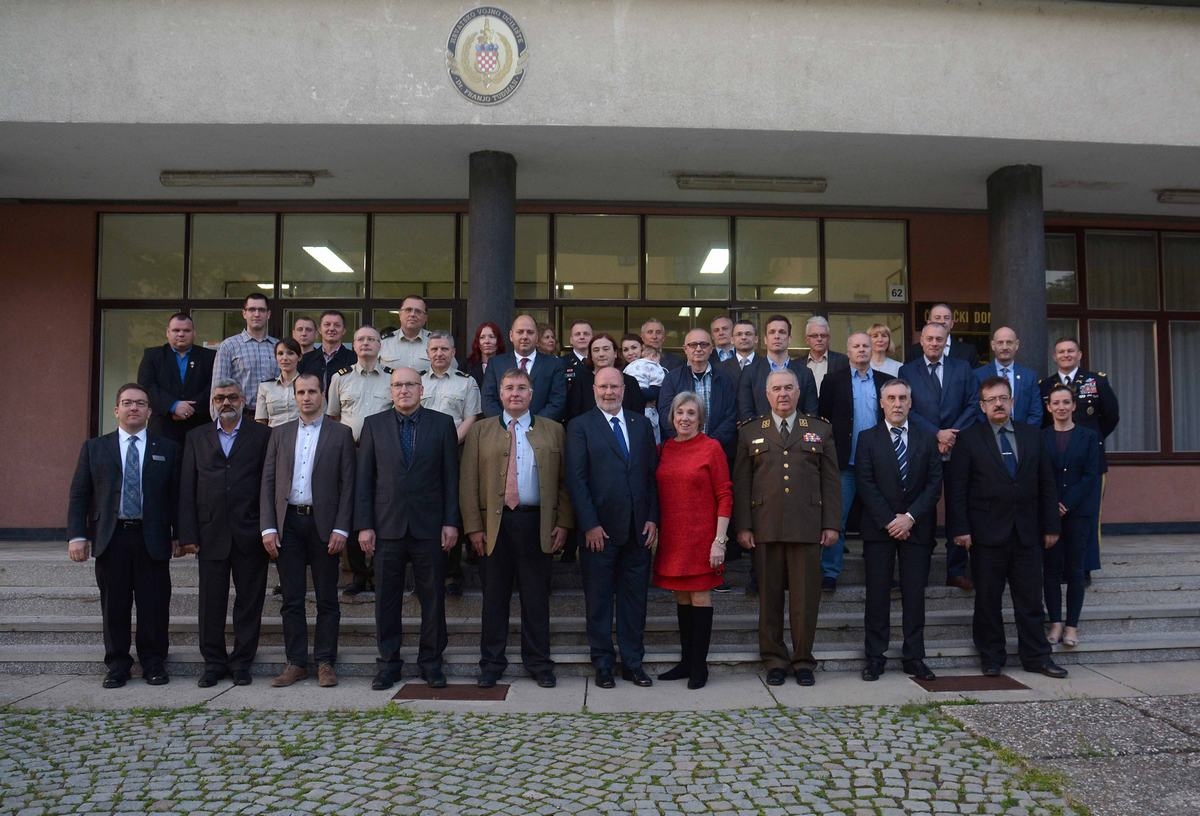 https://www.morh.hr/wp-content/gallery/predavanje-profesora-s-fakulteta-george-marshall-centar-na-hvu/hvu_19042018_10.jpg