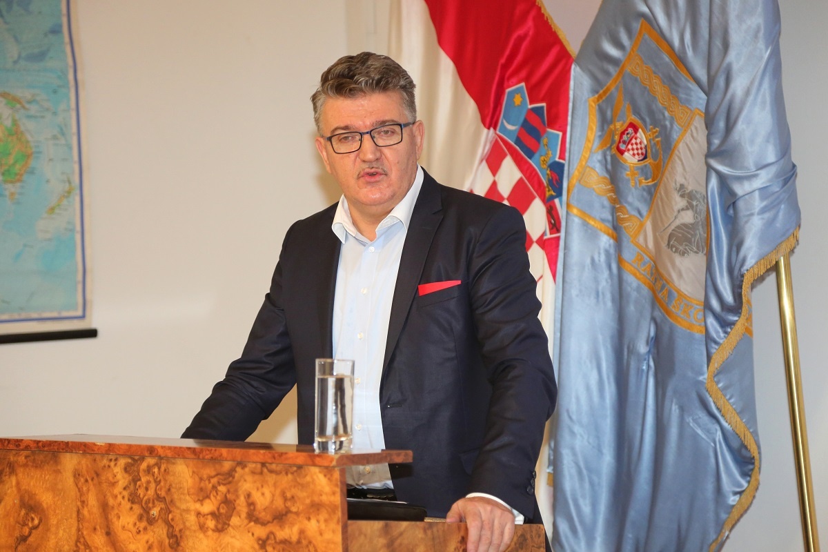 https://www.morh.hr/wp-content/gallery/predavanje-veleposlanika-grubisica-u-ratnoj-skoli/grubusic_ratna_skola_15112019_05.jpg