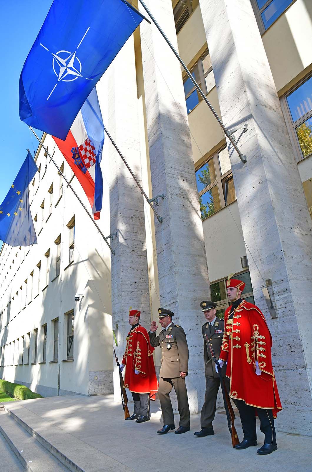 https://www.morh.hr/wp-content/gallery/predsjedavajuci-vojnog-odbora-nato-a-general-peach-u-morh-u/genreali_sundov_peach_drzavni_tajnik_jakop_190719_01.jpg