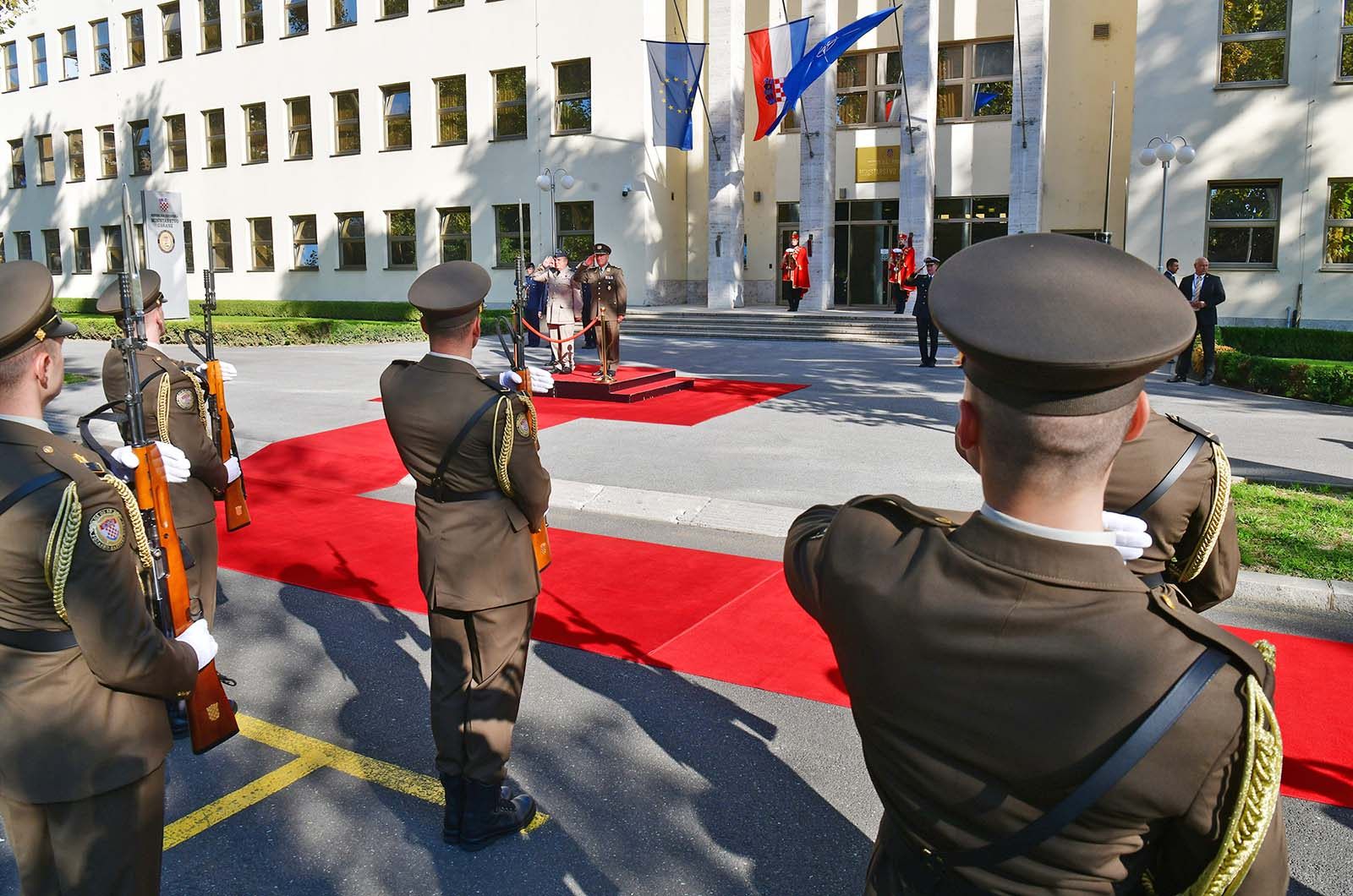https://www.morh.hr/wp-content/gallery/predsjedavajuci-vojnog-odbora-nato-a-general-peach-u-morh-u/genreali_sundov_peach_drzavni_tajnik_jakop_190719_14.jpg