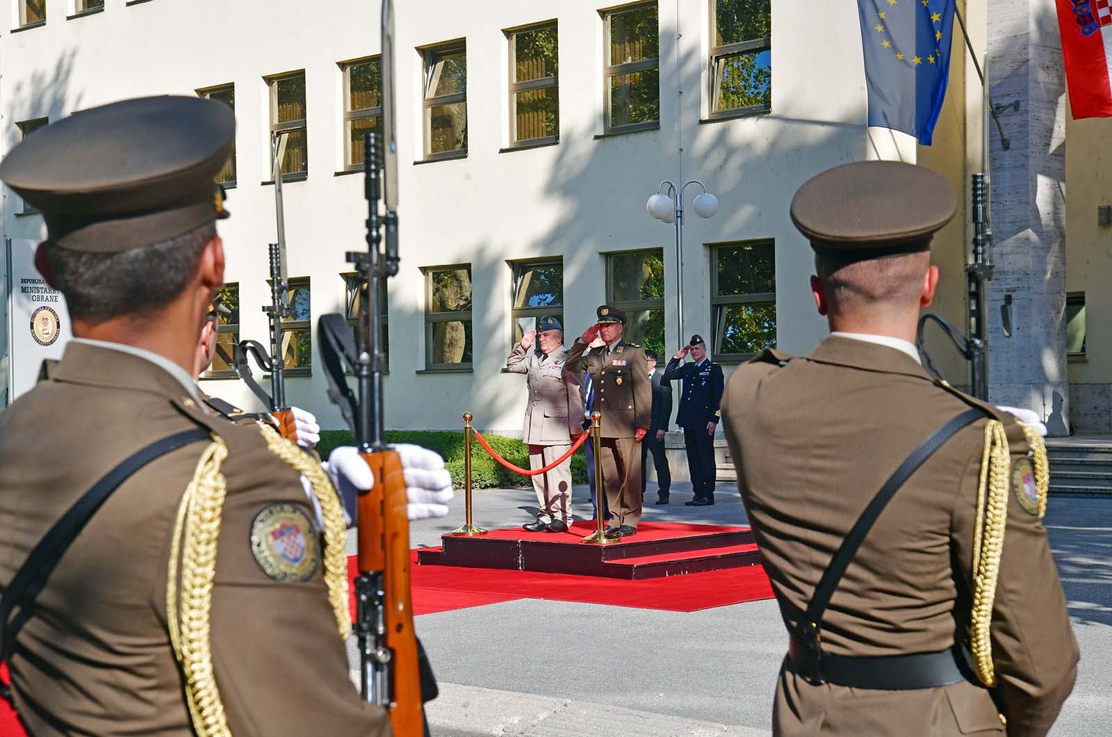https://www.morh.hr/wp-content/gallery/predsjedavajuci-vojnog-odbora-nato-a-general-peach-u-morh-u/genreali_sundov_peach_drzavni_tajnik_jakop_190719_15.jpg
