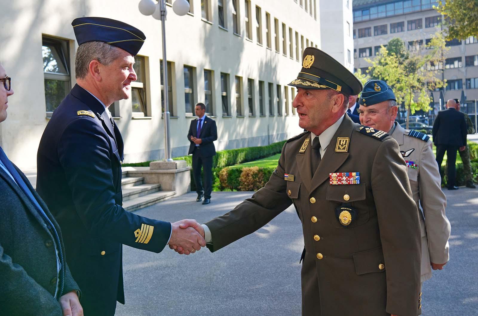 https://www.morh.hr/wp-content/gallery/predsjedavajuci-vojnog-odbora-nato-a-general-peach-u-morh-u/genreali_sundov_peach_drzavni_tajnik_jakop_190719_22.jpg