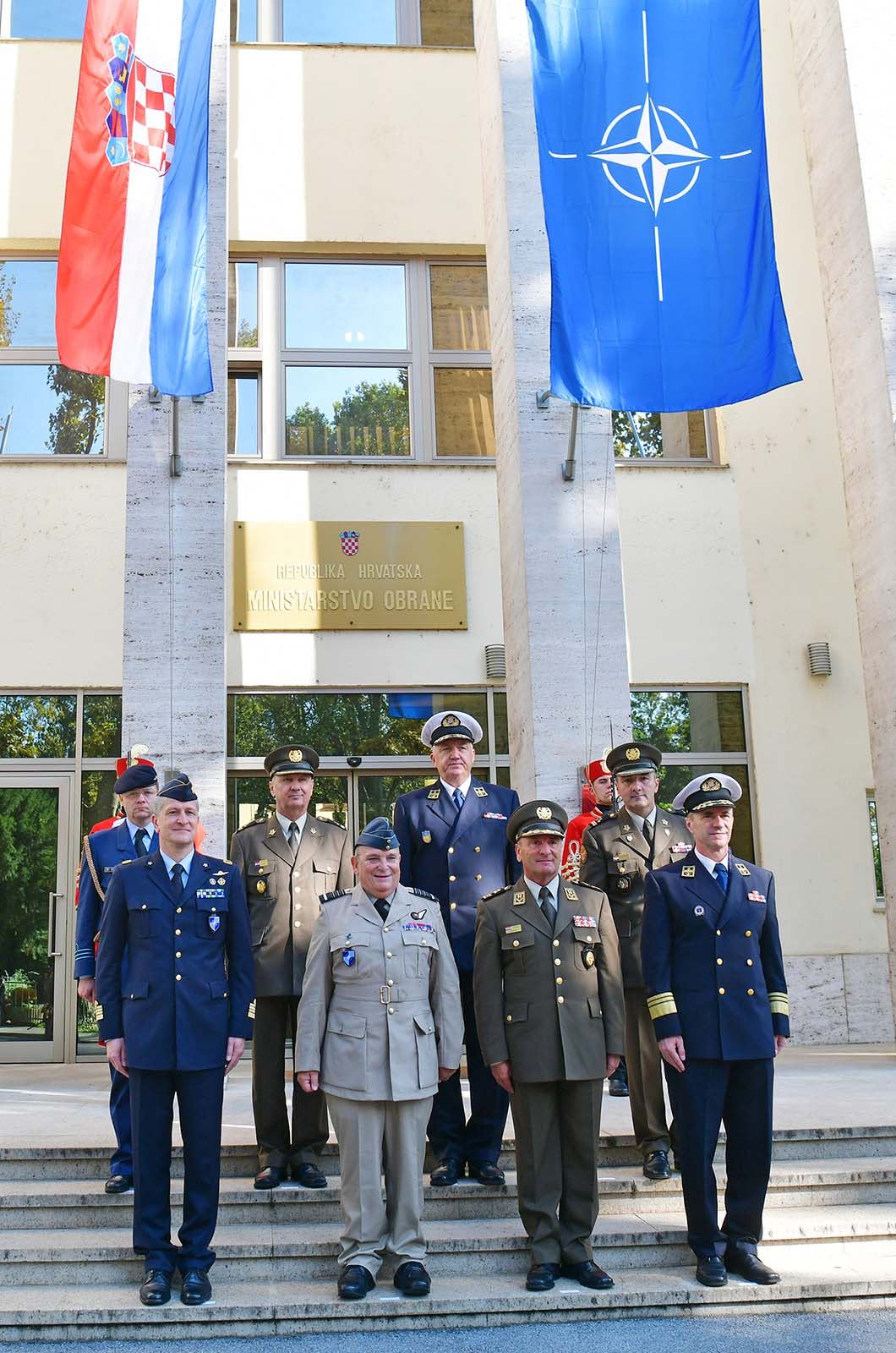 https://www.morh.hr/wp-content/gallery/predsjedavajuci-vojnog-odbora-nato-a-general-peach-u-morh-u/genreali_sundov_peach_drzavni_tajnik_jakop_190719_24.jpg
