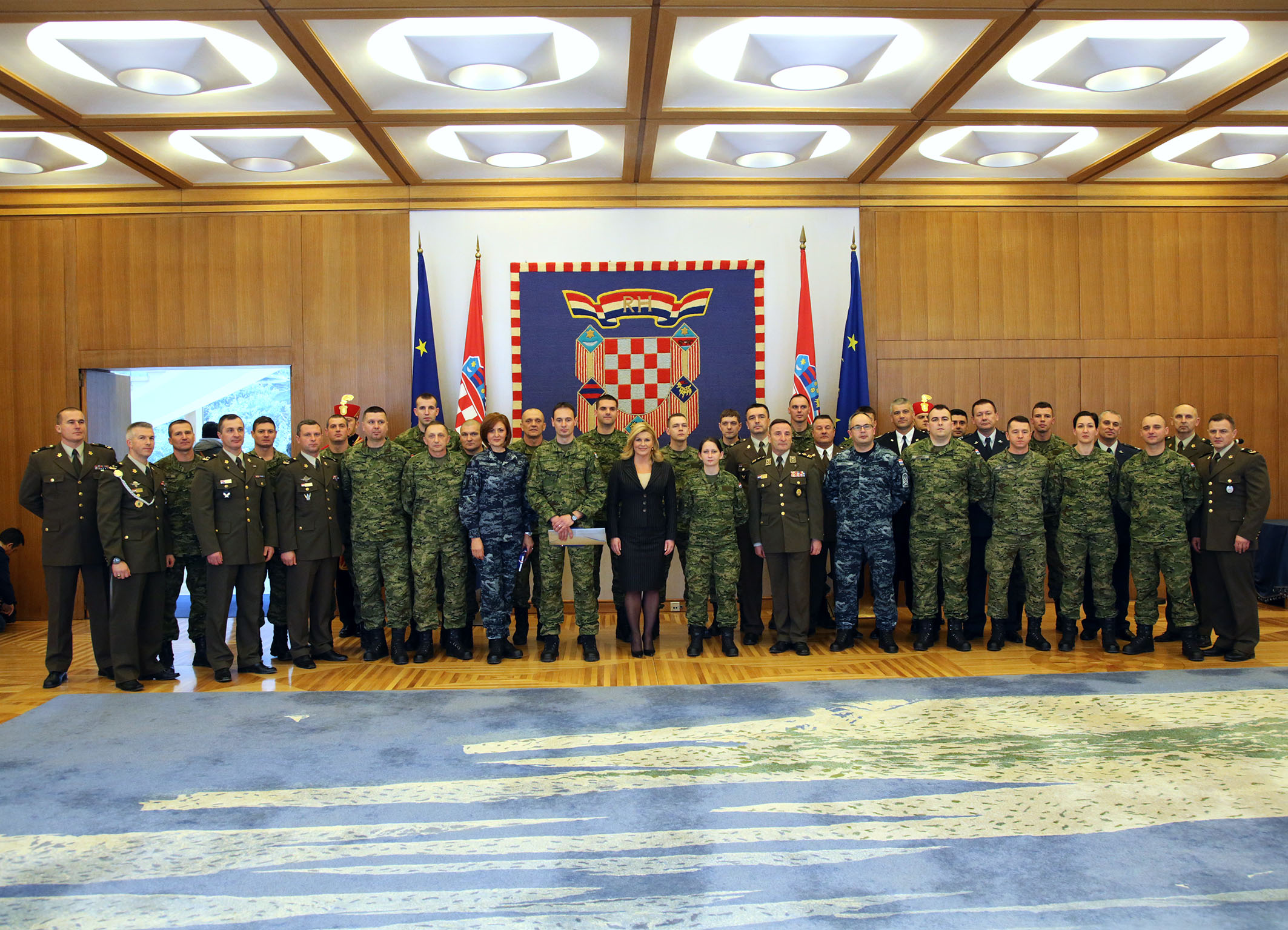https://www.morh.hr/wp-content/gallery/predsjednica-odala-priznanje-najboljim-vojnicima-i-docasnicima-u-2016-godini/predsjednica_25012017_12.jpg