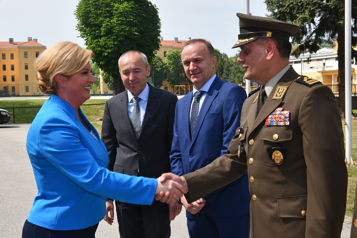 https://www.morh.hr/wp-content/gallery/predsjednica-republike-na-hrvatskom-vojnom-ucilistu/predsjednica_rh_hvu_02052018_02.jpg