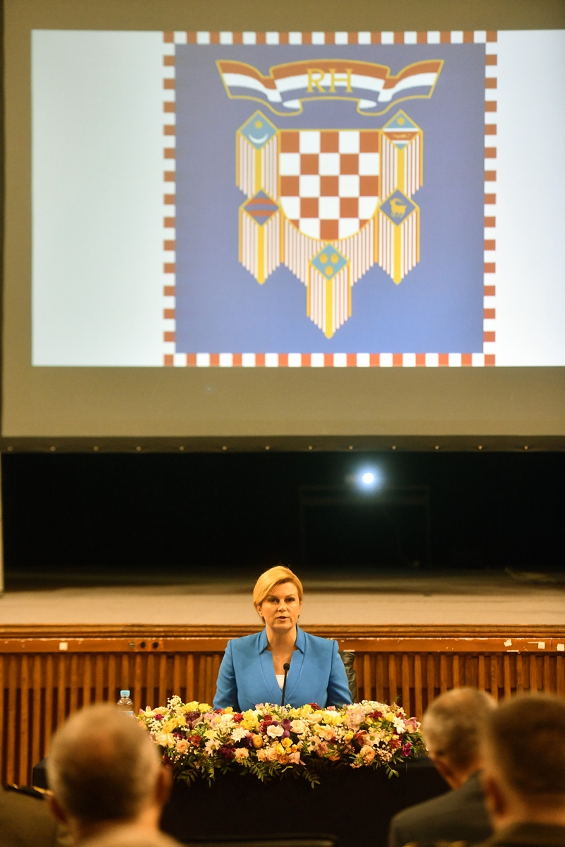 https://www.morh.hr/wp-content/gallery/predsjednica-republike-na-hrvatskom-vojnom-ucilistu/predsjednica_rh_hvu_02052018_11.jpg