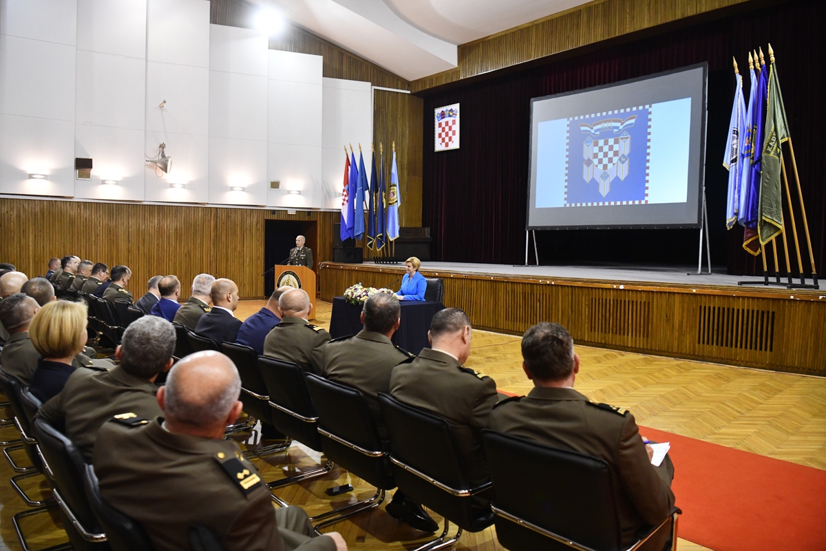 https://www.morh.hr/wp-content/gallery/predsjednica-republike-na-hrvatskom-vojnom-ucilistu/predsjednica_rh_hvu_02052018_20.jpg