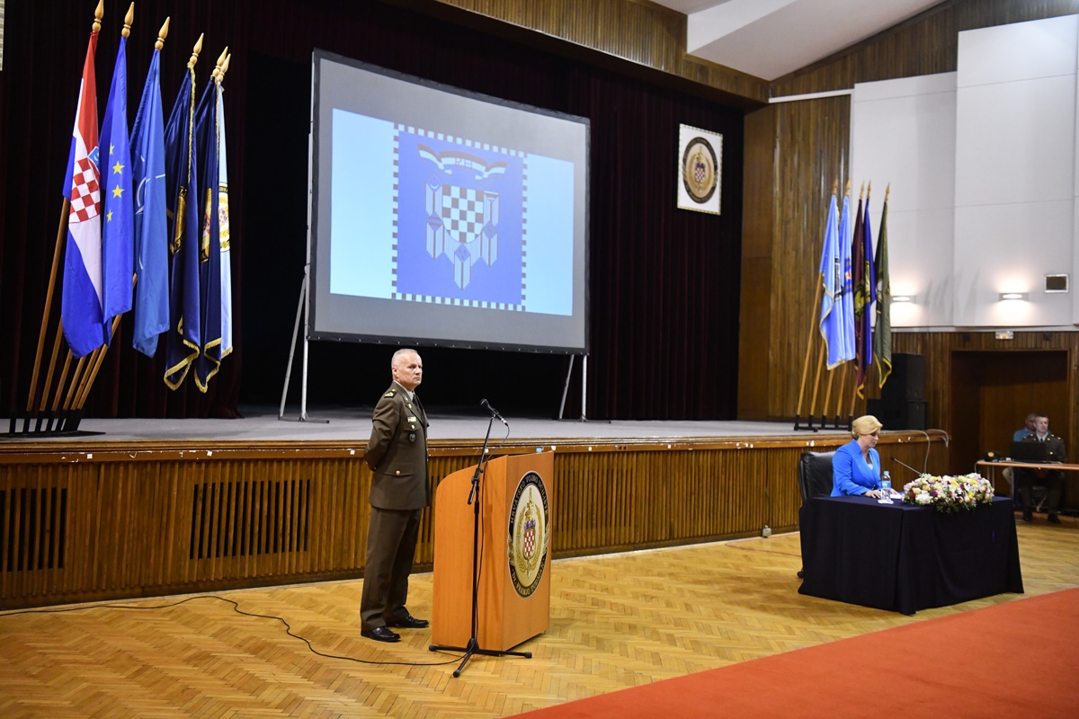 https://www.morh.hr/wp-content/gallery/predsjednica-republike-na-hrvatskom-vojnom-ucilistu/predsjednica_rh_hvu_02052018_24.jpg