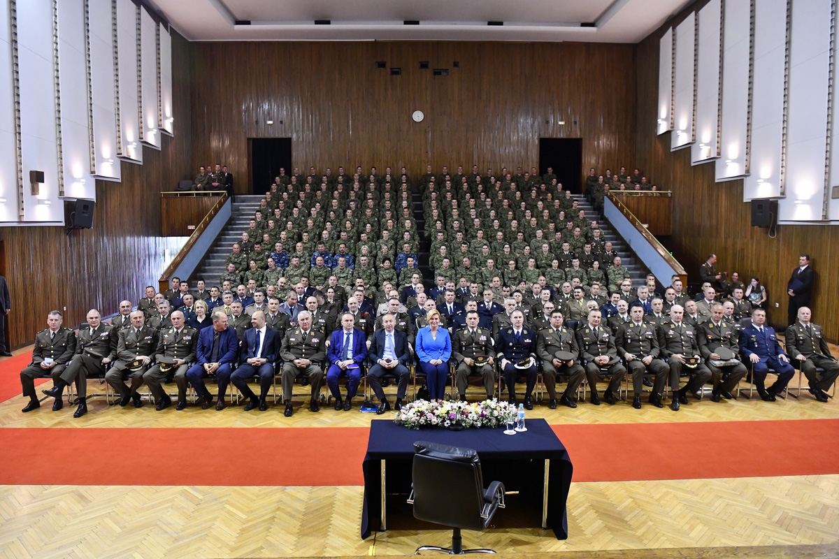 https://www.morh.hr/wp-content/gallery/predsjednica-republike-na-hrvatskom-vojnom-ucilistu/predsjednica_rh_hvu_02052018_26.jpg