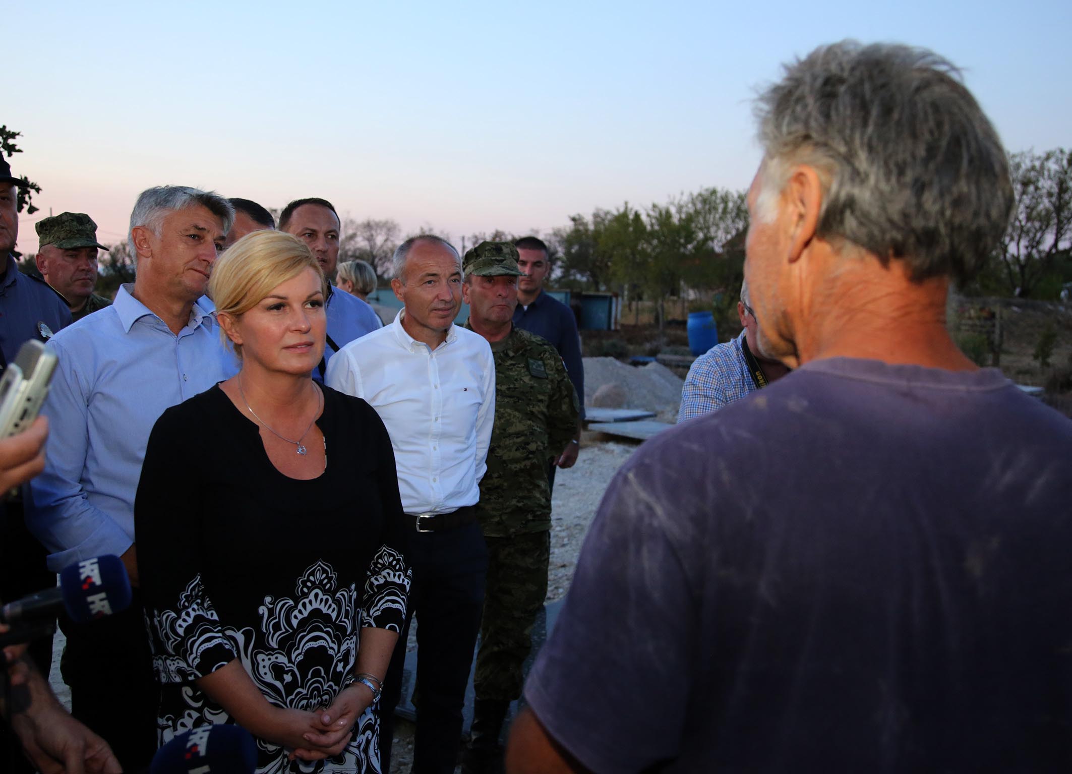 https://www.morh.hr/wp-content/gallery/predsjednica-rh-i-ministar-obrane-u-obilasku-pozarista/pozarista_30082017_17.jpg