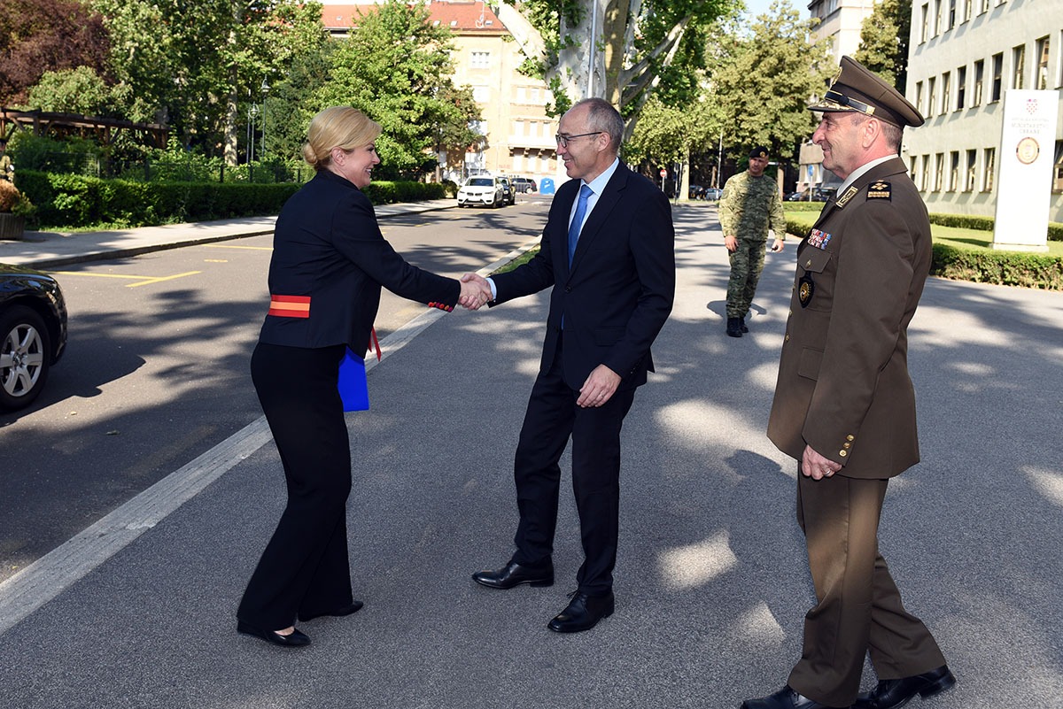 https://www.morh.hr/wp-content/gallery/predsjednica-rh-i-vrhovna-zapovjednica-os-rh-u-morh-u/predsjednica_u-_morh_u_28062019_1.jpg
