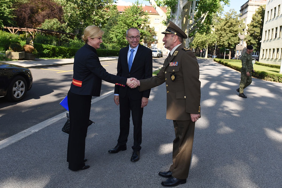 https://www.morh.hr/wp-content/gallery/predsjednica-rh-i-vrhovna-zapovjednica-os-rh-u-morh-u/predsjednica_u-_morh_u_28062019_2.jpg