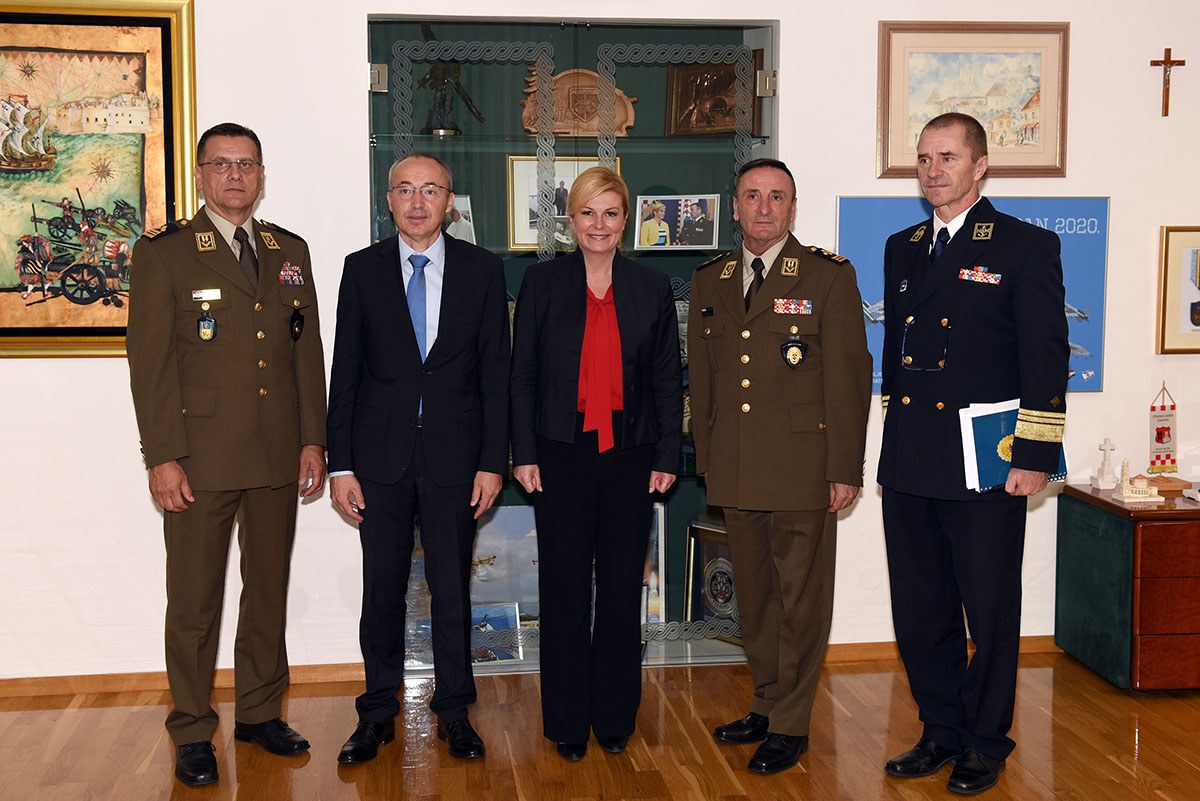 https://www.morh.hr/wp-content/gallery/predsjednica-rh-i-vrhovna-zapovjednica-os-rh-u-morh-u/predsjednica_u-_morh_u_28062019_4.jpg