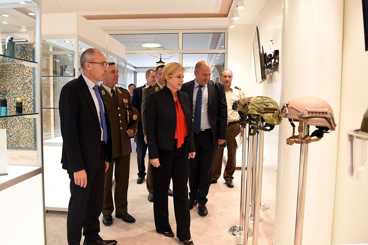 https://www.morh.hr/wp-content/gallery/predsjednica-rh-i-vrhovna-zapovjednica-os-rh-u-morh-u/predsjednica_u-_morh_u_28062019_5.jpg