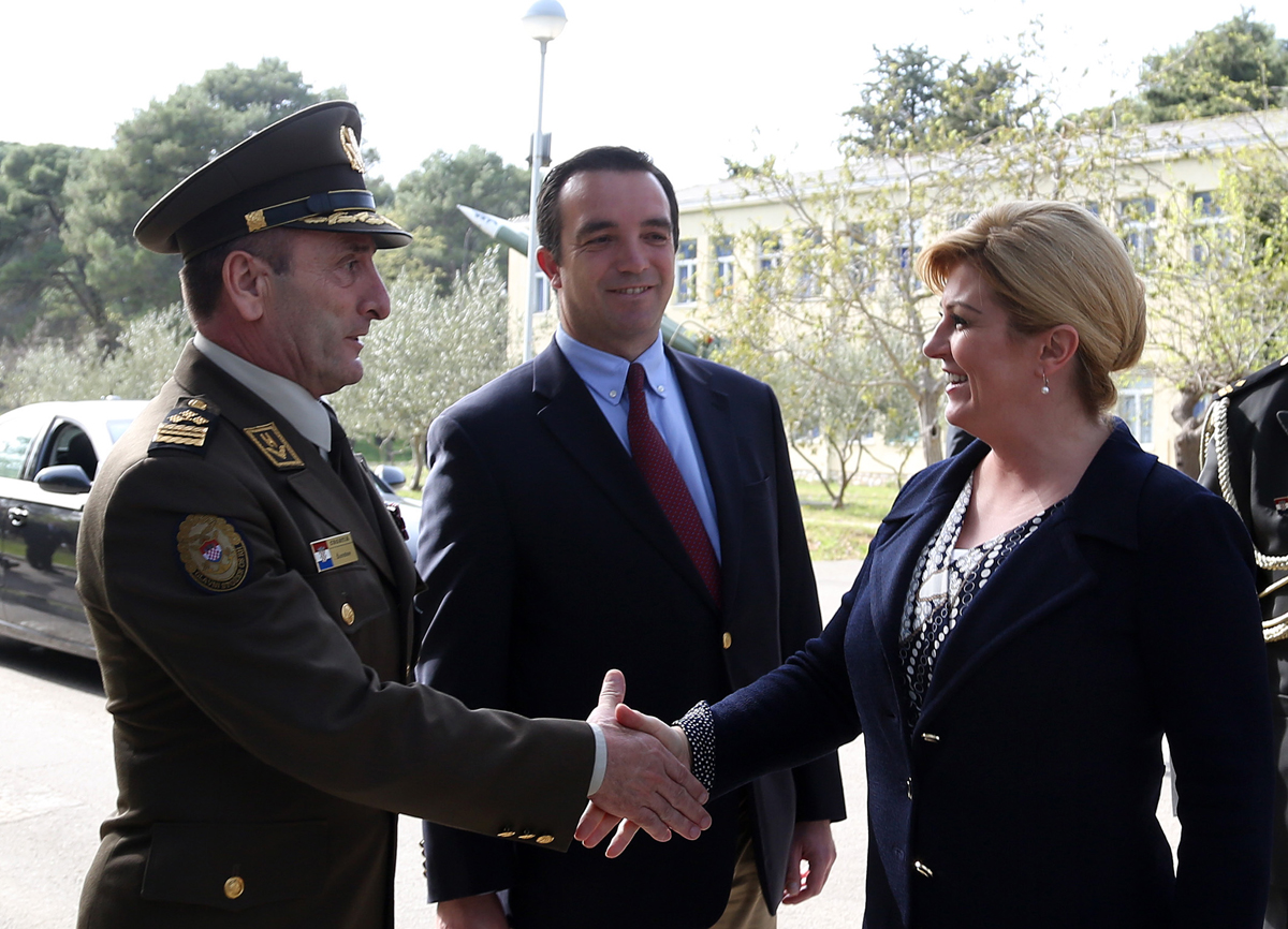 https://www.morh.hr/wp-content/gallery/predsjednica-rh-posjetila-93-zrakoplovnu-bazu-u-zemuniku/zemunik_05042016_02.jpg