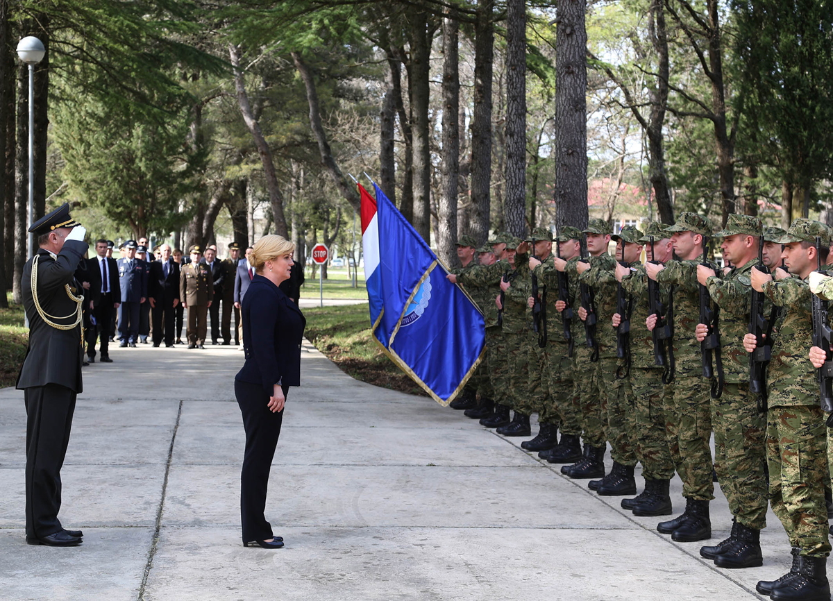 https://www.morh.hr/wp-content/gallery/predsjednica-rh-posjetila-93-zrakoplovnu-bazu-u-zemuniku/zemunik_05042016_03.jpg