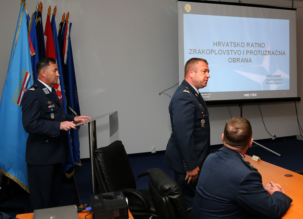https://www.morh.hr/wp-content/gallery/predsjednica-rh-posjetila-93-zrakoplovnu-bazu-u-zemuniku/zemunik_05042016_04.jpg
