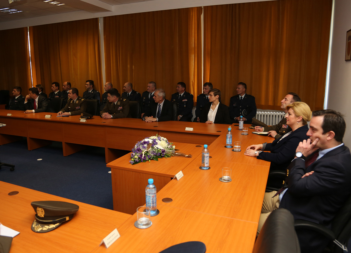 https://www.morh.hr/wp-content/gallery/predsjednica-rh-posjetila-93-zrakoplovnu-bazu-u-zemuniku/zemunik_05042016_05.jpg