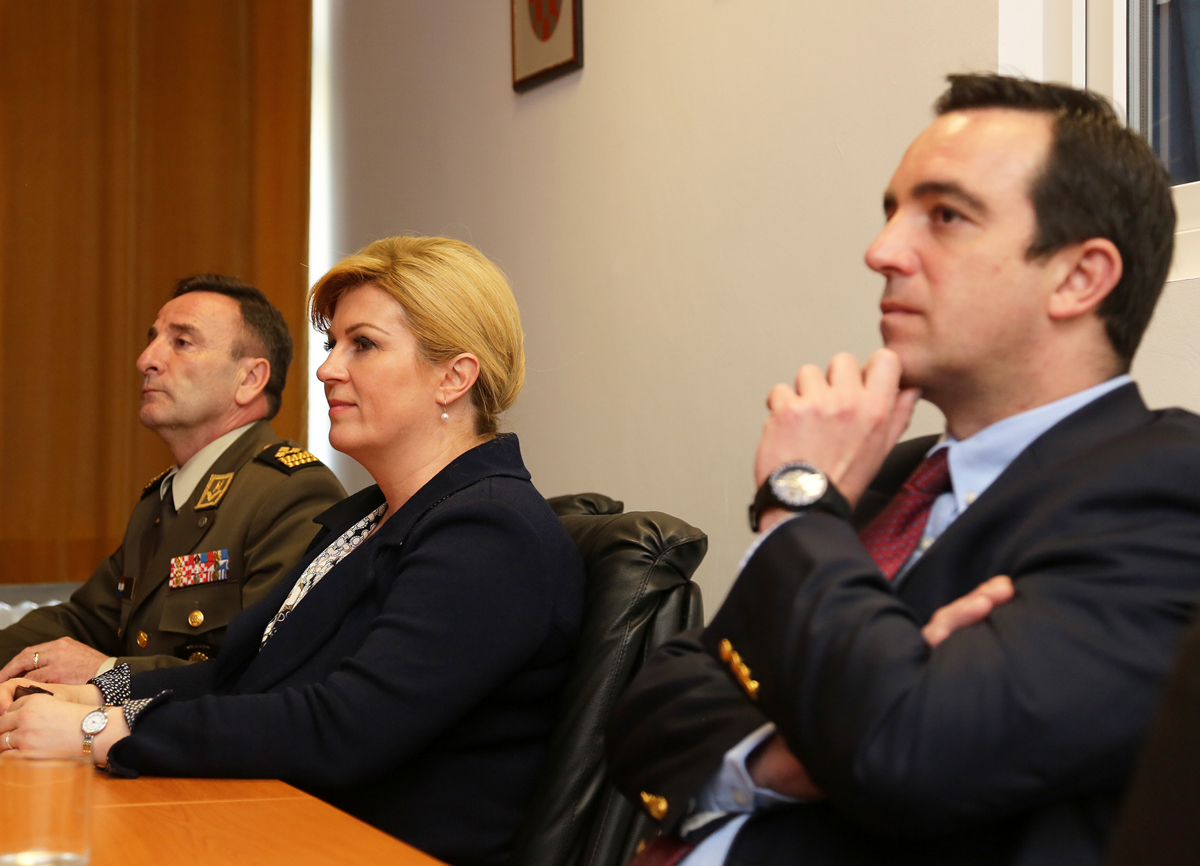 https://www.morh.hr/wp-content/gallery/predsjednica-rh-posjetila-93-zrakoplovnu-bazu-u-zemuniku/zemunik_05042016_06.jpg