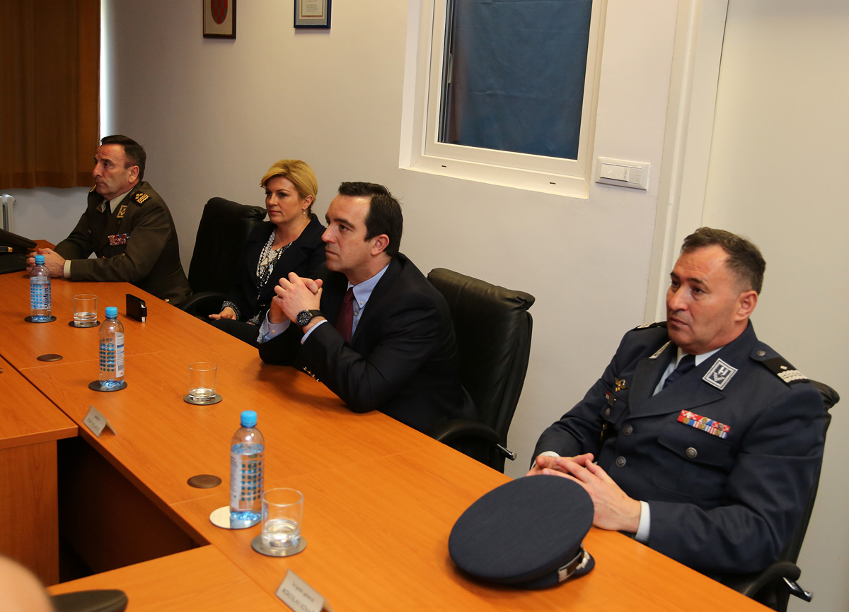 https://www.morh.hr/wp-content/gallery/predsjednica-rh-posjetila-93-zrakoplovnu-bazu-u-zemuniku/zemunik_05042016_07.jpg