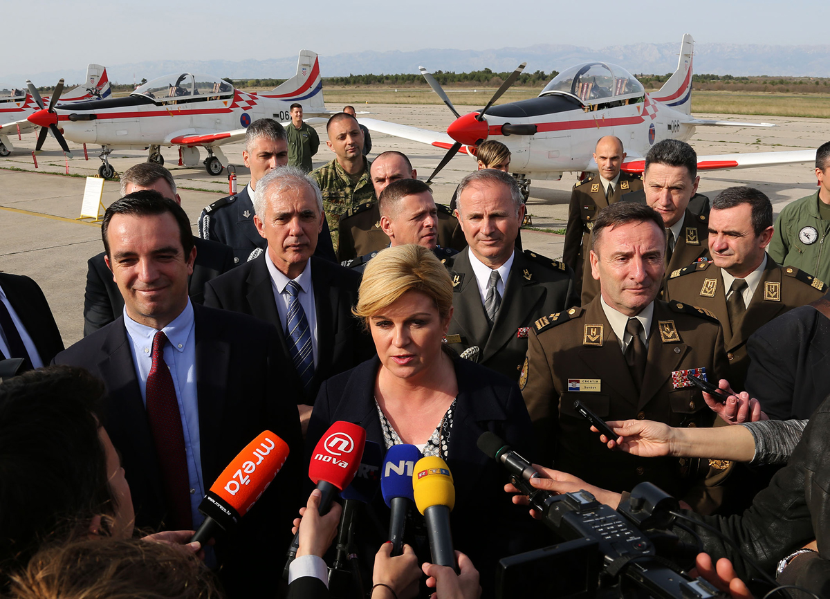 https://www.morh.hr/wp-content/gallery/predsjednica-rh-posjetila-93-zrakoplovnu-bazu-u-zemuniku/zemunik_05042016_11.jpg