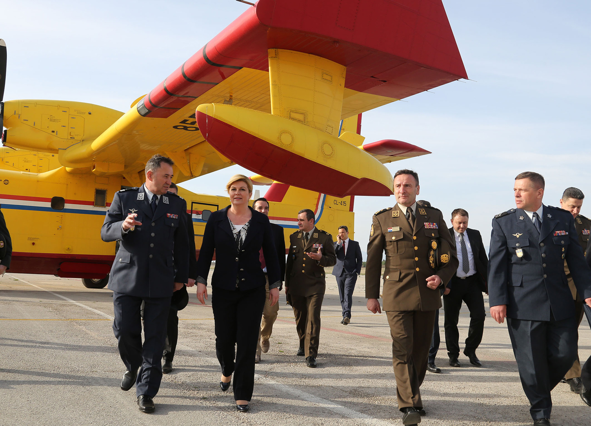 https://www.morh.hr/wp-content/gallery/predsjednica-rh-posjetila-93-zrakoplovnu-bazu-u-zemuniku/zemunik_05042016_16.jpg