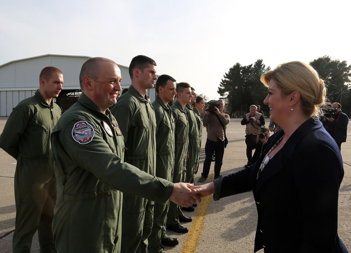 https://www.morh.hr/wp-content/gallery/predsjednica-rh-posjetila-93-zrakoplovnu-bazu-u-zemuniku/zemunik_05042016_17.jpg