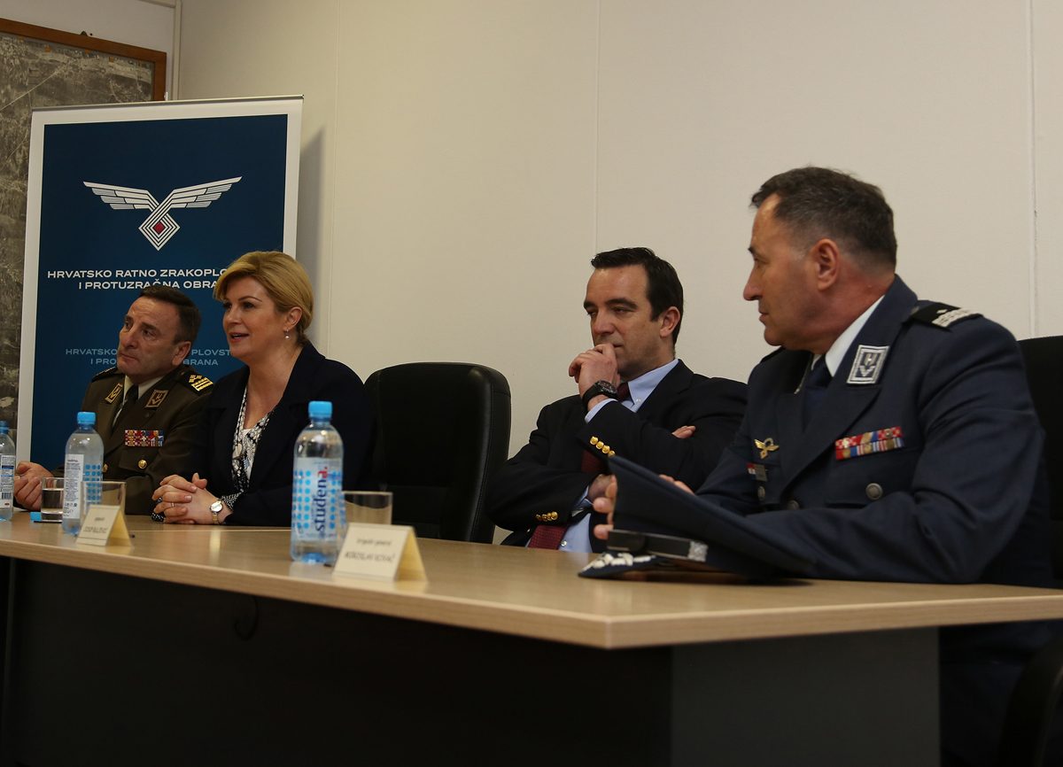 https://www.morh.hr/wp-content/gallery/predsjednica-rh-posjetila-93-zrakoplovnu-bazu-u-zemuniku/zemunik_05042016_22.jpg