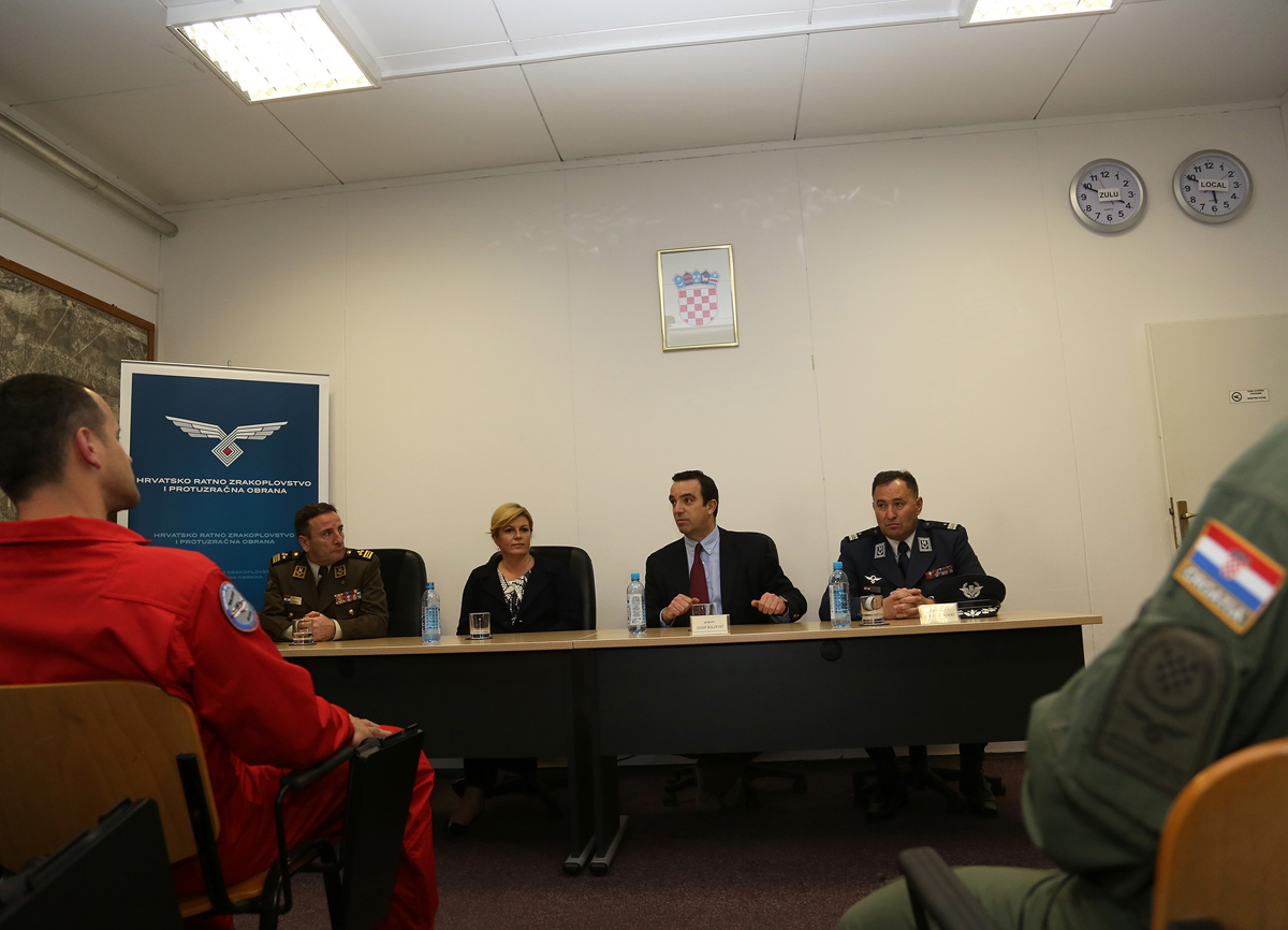 https://www.morh.hr/wp-content/gallery/predsjednica-rh-posjetila-93-zrakoplovnu-bazu-u-zemuniku/zemunik_05042016_23.jpg