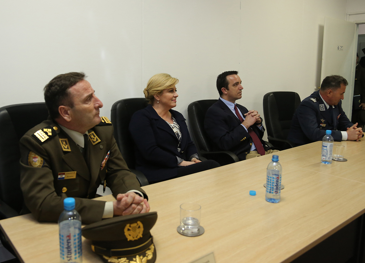 https://www.morh.hr/wp-content/gallery/predsjednica-rh-posjetila-93-zrakoplovnu-bazu-u-zemuniku/zemunik_05042016_24.jpg
