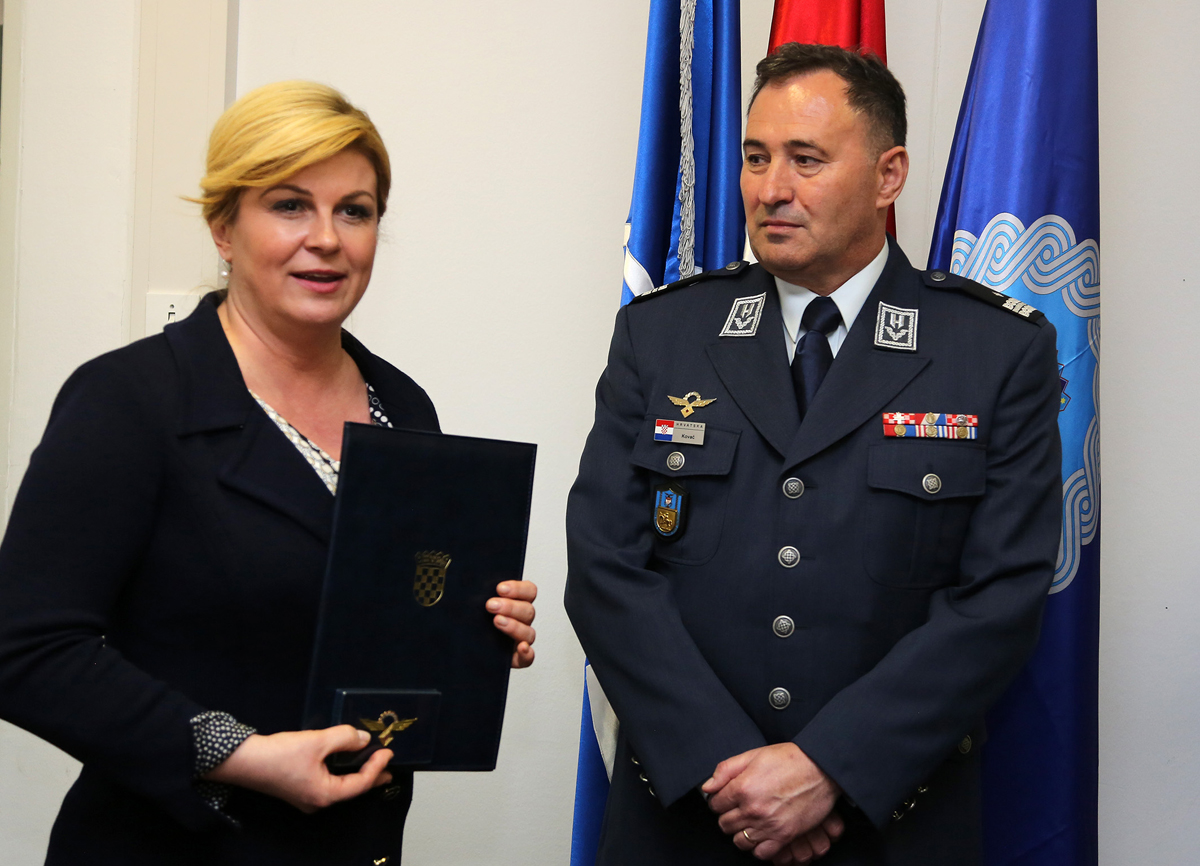 https://www.morh.hr/wp-content/gallery/predsjednica-rh-posjetila-93-zrakoplovnu-bazu-u-zemuniku/zemunik_05042016_26.jpg