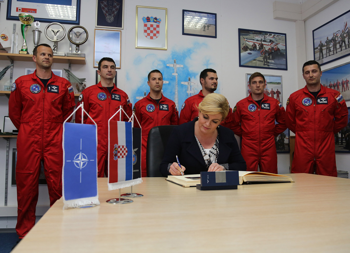 https://www.morh.hr/wp-content/gallery/predsjednica-rh-posjetila-93-zrakoplovnu-bazu-u-zemuniku/zemunik_05042016_27.jpg