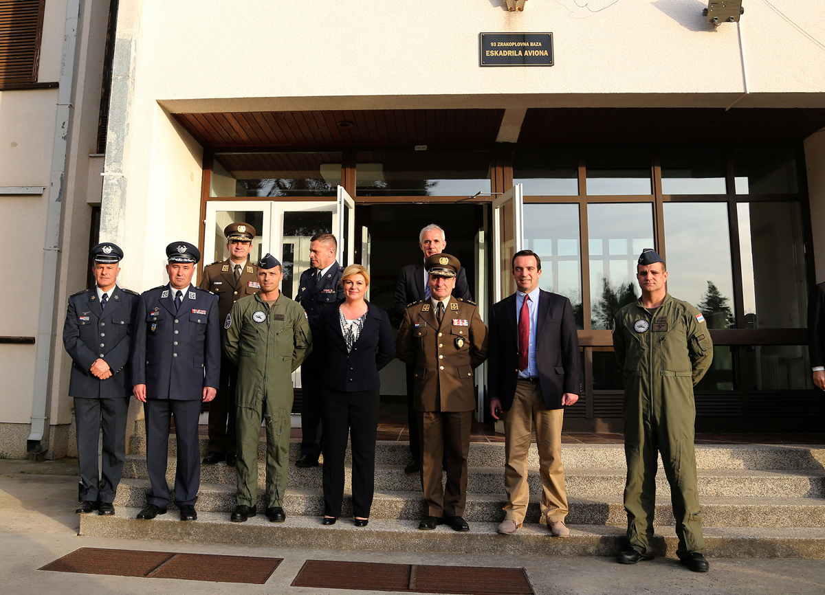 https://www.morh.hr/wp-content/gallery/predsjednica-rh-posjetila-93-zrakoplovnu-bazu-u-zemuniku/zemunik_05042016_28.jpg