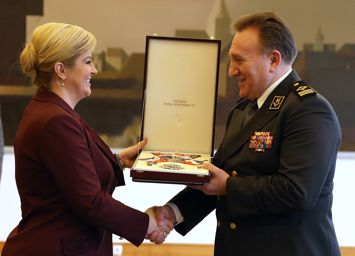 https://www.morh.hr/wp-content/gallery/predsjednica-rh-urucila-odlikovanje-generalu-zbora-dragi-lovricu/lovric_23022016_02.jpg