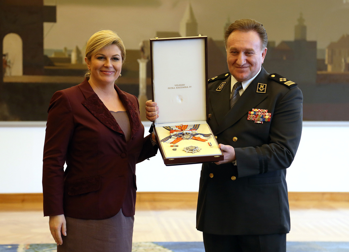 https://www.morh.hr/wp-content/gallery/predsjednica-rh-urucila-odlikovanje-generalu-zbora-dragi-lovricu/lovric_23022016_03.jpg