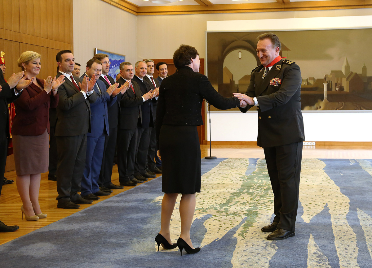 https://www.morh.hr/wp-content/gallery/predsjednica-rh-urucila-odlikovanje-generalu-zbora-dragi-lovricu/lovric_23022016_07.jpg