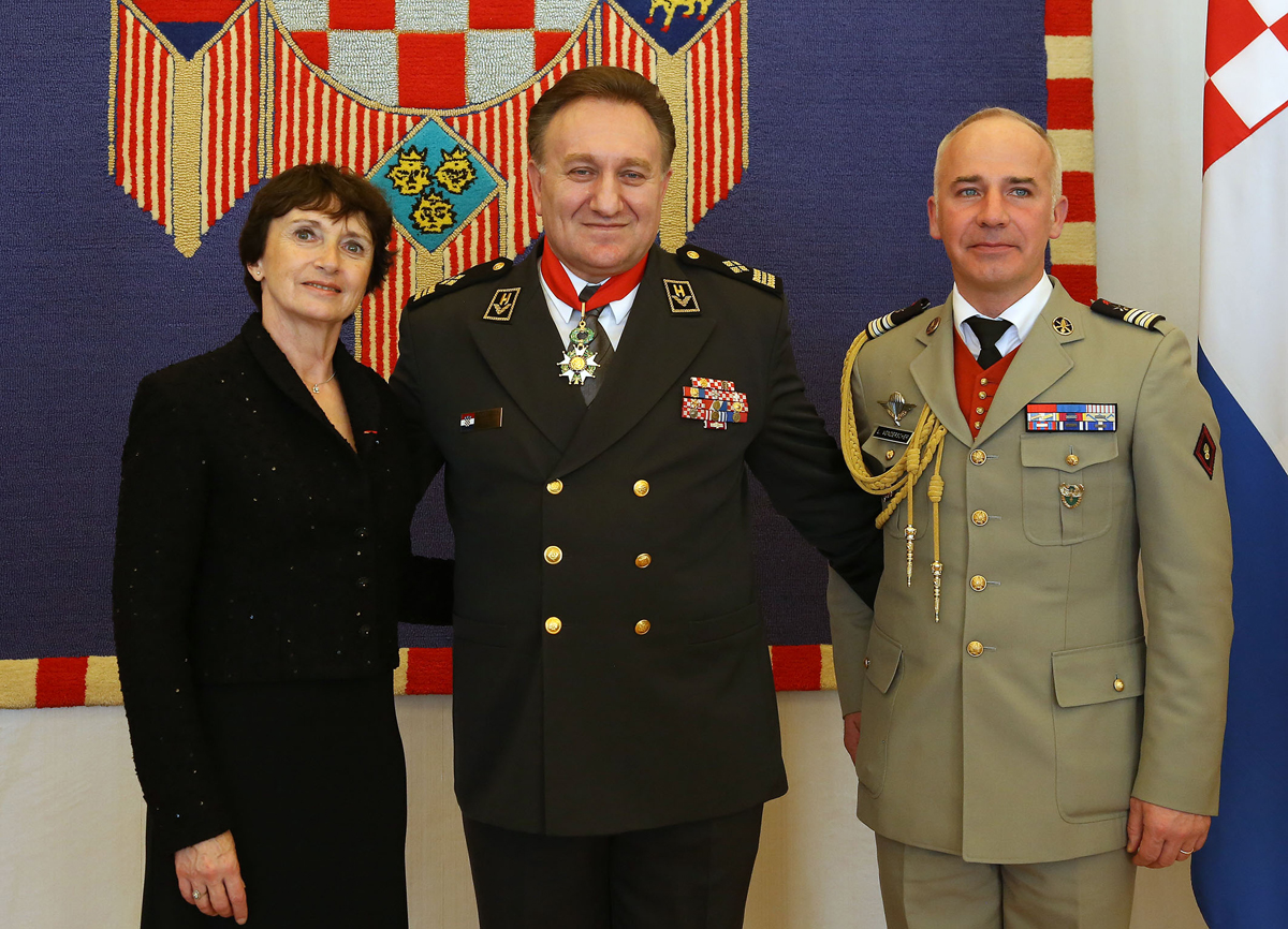 https://www.morh.hr/wp-content/gallery/predsjednica-rh-urucila-odlikovanje-generalu-zbora-dragi-lovricu/lovric_23022016_15.jpg