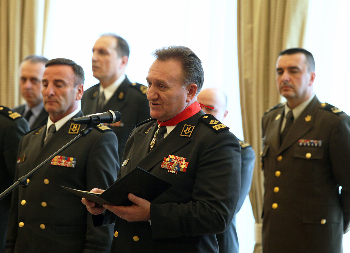 https://www.morh.hr/wp-content/gallery/predsjednica-rh-urucila-odlikovanje-generalu-zbora-dragi-lovricu/lovric_23022016_16.jpg
