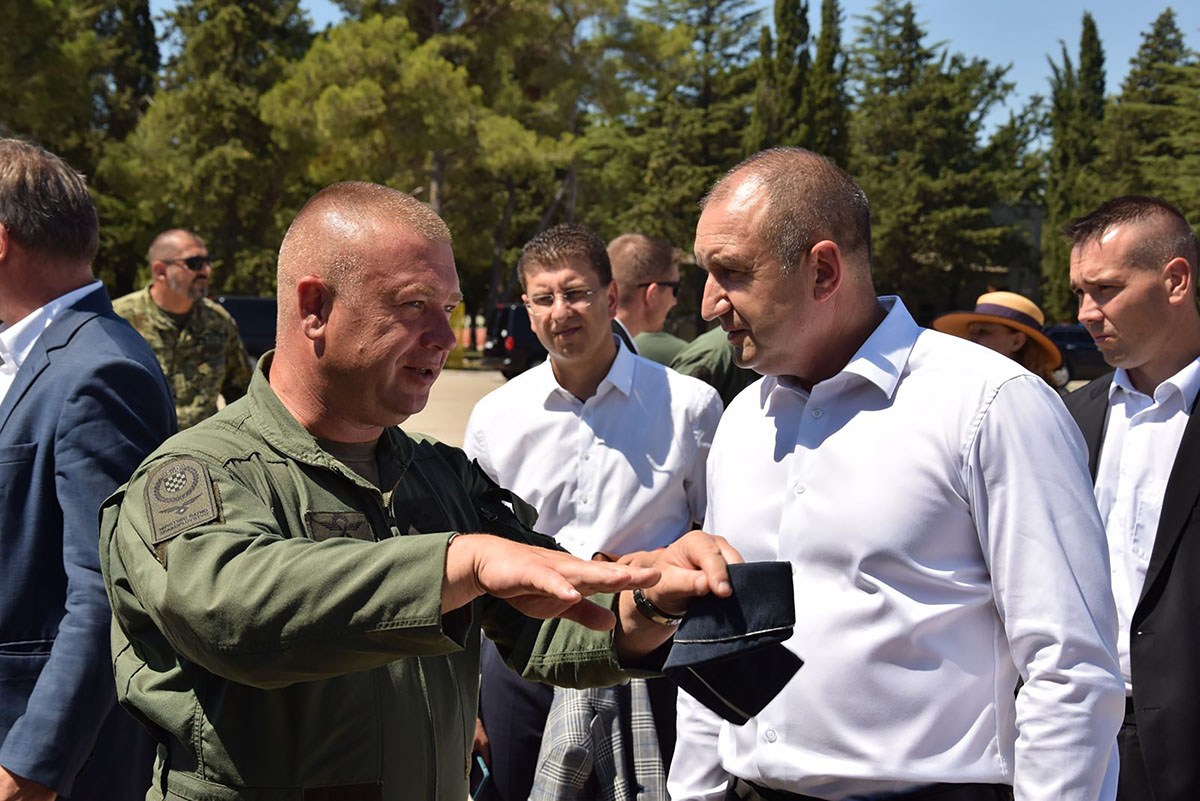 https://www.morh.hr/wp-content/gallery/predsjednik-bugarske-posjetio-93-zrakoplovnu-bazu-u-zemuniku/bugarski_predsjednik_u_zemuniku_24072019_15.jpg