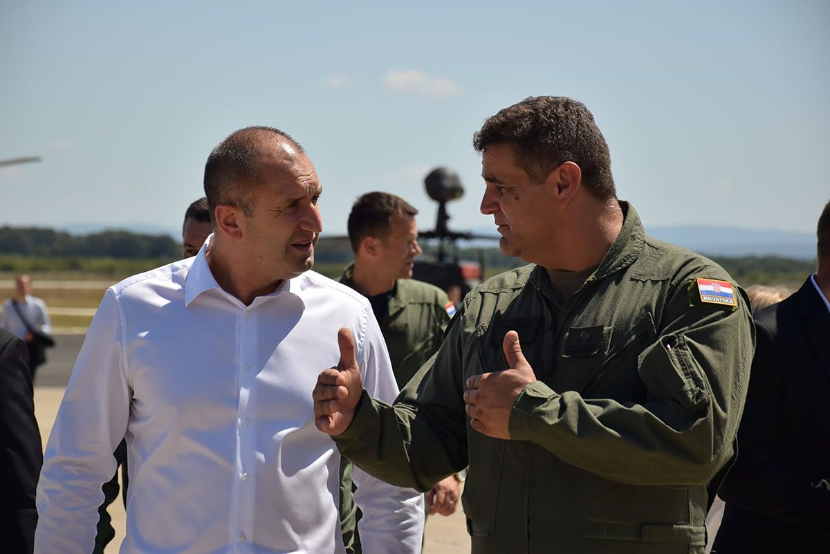 https://www.morh.hr/wp-content/gallery/predsjednik-bugarske-posjetio-93-zrakoplovnu-bazu-u-zemuniku/bugarski_predsjednik_u_zemuniku_24072019_17.jpg
