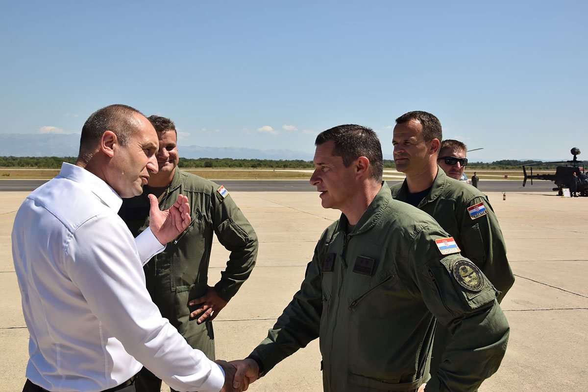 https://www.morh.hr/wp-content/gallery/predsjednik-bugarske-posjetio-93-zrakoplovnu-bazu-u-zemuniku/bugarski_predsjednik_u_zemuniku_24072019_18.jpg