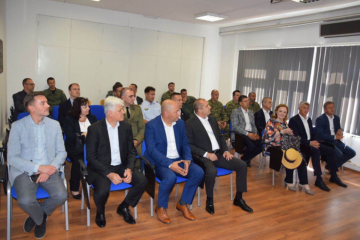 https://www.morh.hr/wp-content/gallery/predsjednik-bugarske-posjetio-93-zrakoplovnu-bazu-u-zemuniku/bugarski_predsjednik_u_zemuniku_24072019_19.jpg