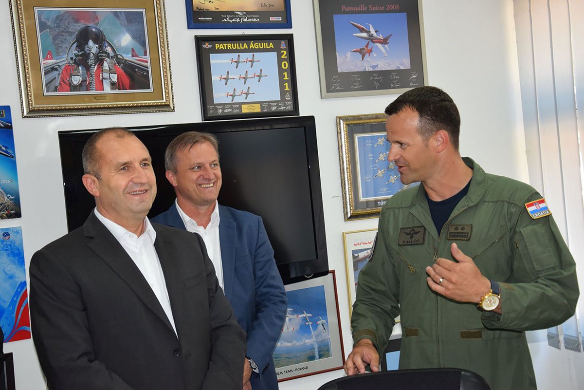 https://www.morh.hr/wp-content/gallery/predsjednik-bugarske-posjetio-93-zrakoplovnu-bazu-u-zemuniku/bugarski_predsjednik_u_zemuniku_24072019_5.jpg