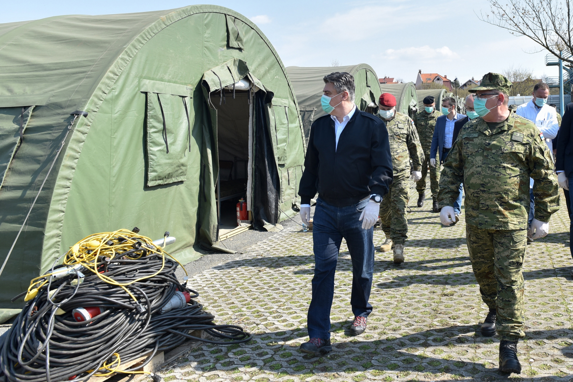 https://www.morh.hr/wp-content/gallery/predsjednik-milanovic-i-ministar-krsticevic-obisli-ekspedicijski-kamp-i-satore-ispred-kb-dubrava/20200321-kb-dubrava-04.jpg