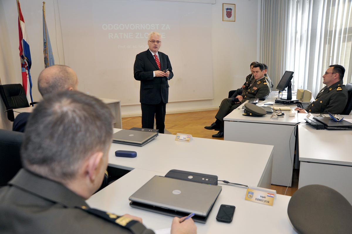 https://www.morh.hr/wp-content/gallery/predsjednik-rh-odrao-predavanje-polaznicima-ratne-kole/josipovic_hvu_30012012_03.JPG
